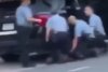 Răsturnare de situație în cazul lui George Floyd. O filmare nouă arată că trei polițiști s-au așezat cu genunchii pe bărbatul care a murit la scurt timp 665035
