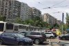 Un tramvai a deraiat și a lovit un autoturism, într-o intersecție din București (Galerie foto) 665107