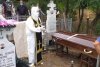 Cum a apărut un preot la înmormântarea unui bolnav de COVID. Poza a devenit virală pe internet - FOTO 672915