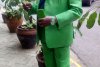 Fotografii virale cu cel mai stilat bărbat de culoare! Are sute de costume şi accesorii în cele mai vibrante culori 673025