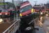 Accident grav în București. O ambulanţă a lovit un refugiu de tramvai. Trei persoane au fost rănite iar pompierii arată cu degetul spre STB 690159