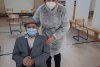 Un bătrân de 105 ani din Cluj s-a vaccinat contra COVID. El a citit şi a completat fişa de vaccinare fără ochelari 691493