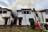 Incendiu puternic într-un complex turistic din Sibiu. Zeci de turiști evacuați în frig 693703