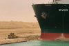 O navă mare cât patru stadioane a blocat Canalul Suez și 10% din țițeiul consumat zilnic în lume 700316