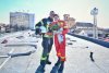 Un pompier din Timiș și-a cerut iubita în căsătorie cu un mesaj scris din accesorii pentru stingerea incendiilor 700284