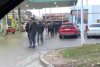 Zeci de români stau la coadă la benzinării pentru a face cumpăraturile, după ce s-au închis magazinele 701559