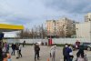 Zeci de români stau la coadă la benzinării pentru a face cumpăraturile, după ce s-au închis magazinele 701560