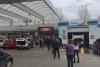 Zeci de români stau la coadă la benzinării pentru a face cumpăraturile, după ce s-au închis magazinele 701561