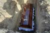Drama unei fiice oprite de DSP Tulcea să îşi înmormânteze mama: "Eu personal am cărat crucea până la cimitir, iar tata a dus-o cu tractorașul cu remorca" 702091