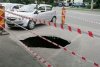 Șoferiță căzută cu mașina într-un crater imens după ce asfaltul unui bulevard din Craiova s-a surpat 712764
