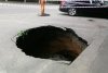 Șoferiță căzută cu mașina într-un crater imens după ce asfaltul unui bulevard din Craiova s-a surpat 712766