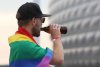 Un fan al Germaniei a intrat pe stadion cu steagul LGBTI. Suporterii au primit 20.000 de steaguri pentru a-i irita pe maghiari 713175