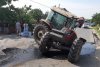 Tractor condus de o femeie, rupt în două de un BMW căruia trebuia să îi acorde prioritate 714558
