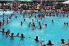 Localnicii din Țara Făgărașului se răcoresc făcând horă în piscină, la munte 715872