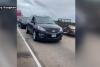 Un tânăr, filmat în timp ce sare de pe un pod înalt de zeci de metri, după ce a stat blocat patru ore în trafic, în SUA. Autoritățile l-au căutat ore în șir 716292