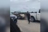 Un tânăr, filmat în timp ce sare de pe un pod înalt de zeci de metri, după ce a stat blocat patru ore în trafic, în SUA. Autoritățile l-au căutat ore în șir 716293