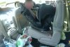 Doi polițiști sparg geamul unei mașini încinse de soare și salvează un copil de 2 ani, în SUA 716378