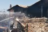 Complex turistic din Tulcea, mistuit de flăcări în șapte ore. Un pompier a ajuns la spital cu elicopterul SMURD, după ce i s-a făcut rău 717396