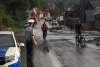 Inundaţii şi viituri de proporţii în ţară. Drumuri distruse, apă în case şi oameni scoşi pe braţe de pompieri 717645