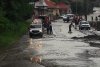 Inundaţii şi viituri de proporţii în ţară. Drumuri distruse, apă în case şi oameni scoşi pe braţe de pompieri 717646