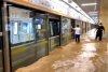  Călătorii blocați în vagoane de metrou s-au agățat de tavan pentru a scăpa cu viață, în urma inundațiilor catastrofale din China 717859