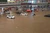  Călătorii blocați în vagoane de metrou s-au agățat de tavan pentru a scăpa cu viață, în urma inundațiilor catastrofale din China 717861