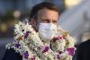 Emmanuel Macron, îmbrăcat cu flori, într-o vizită oficială. Internauții au modificat pozele și au glumit pe seama președintelui francez 719050