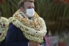 Emmanuel Macron, îmbrăcat cu flori, într-o vizită oficială. Internauții au modificat pozele și au glumit pe seama președintelui francez 719055