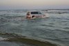 Un şofer din Tulcea a intrat cu maşina în mare, pe plaja din Sulina 719902