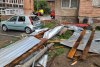 Vijeliile au făcut ravagii în Hunedoara: Acoperișuri și balcoane distruse, stâlpi căzuți și mașini avariate 720546