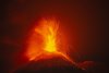 Vulcanul Etna s-a cutremurat din nou și a aruncat jerbe de lavă și nori cenușă. Este cea mai amplă serie de erupții din ultimii 20 de ani 721074