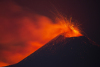 Vulcanul Etna s-a cutremurat din nou și a aruncat jerbe de lavă și nori cenușă. Este cea mai amplă serie de erupții din ultimii 20 de ani 721075