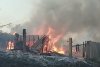 Zeci de case din satul Scăpău au fost făcute scrum într-un incendiu devastator în Mehedinţi 721133