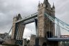 Celebrul pod londonez Tower Bridge, redeschis marți, după ce a rămas blocat în aer timp de 12 ore 721231