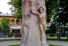 Cea mai veche statuie a lui Eminescu din România, stricată din cauza unei ghirlande de flori. S-a făcut roșie 721448