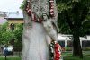 Cea mai veche statuie a lui Eminescu din România, stricată din cauza unei ghirlande de flori. S-a făcut roșie 721449