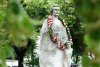 Cea mai veche statuie a lui Eminescu din România, stricată din cauza unei ghirlande de flori. S-a făcut roșie 721450