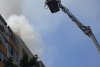Incendiu puternic într-un bloc din Capitală. Familie cu un copil, captivă la etajul 6. Doi pompieri au ajuns la spital 721533