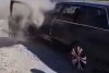 Momentul în care un Audi ia foc, iar şoferul şi pasagerii din maşină nu reuşesc să stingă vâlvătaia, la Maramureş 722339