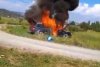 Momentul în care un Audi ia foc, iar şoferul şi pasagerii din maşină nu reuşesc să stingă vâlvătaia, la Maramureş 722341