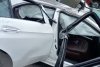 O mamă și-a rănit ambii copii, după ce a intrat cu Mercedesul într-un cap de pod, în Argeș. Bolidul, făcut zob 724312