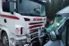 Un microbuz plin cu oameni a intrat pe contrasens şi s-a izbit de un TIR pe DN 17, la Suceava. Cinci persoane, transportate la Urgenţă 724718