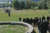 Mitropolitul sârb Ioanichie a fost escortat la elicopter de trupe anti-tero după proteste violente, în Muntenegru 725380