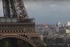 Acrobație la nivel înalt. Francezul Nathan Paulin s-a culcat pe coarda întinsă la 70 de metri înălțime, între Turnul Eiffel și Piața Trocadero 727518