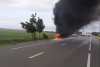 O maşină a luat foc în mers, la Vrancea, fără să fie implicată în vreun accident. Pompierii intervin pentru stingerea flăcărilor 727831