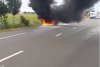 O maşină a luat foc în mers, la Vrancea, fără să fie implicată în vreun accident. Pompierii intervin pentru stingerea flăcărilor 727833
