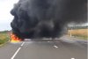O maşină a luat foc în mers, la Vrancea, fără să fie implicată în vreun accident. Pompierii intervin pentru stingerea flăcărilor 727834