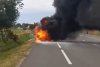 O maşină a luat foc în mers, la Vrancea, fără să fie implicată în vreun accident. Pompierii intervin pentru stingerea flăcărilor 727835
