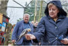Angela Merkel a fost ”atacată” în timp ce hrănea păsările în parc 728478
