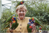 Angela Merkel a fost ”atacată” în timp ce hrănea păsările în parc 728479